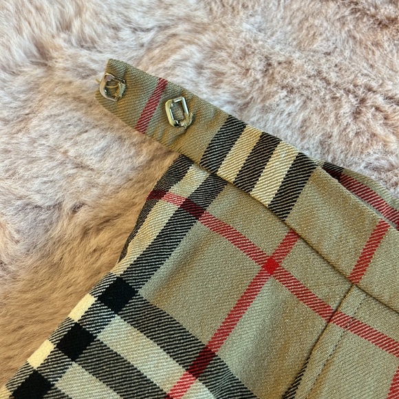 Authnetic burberry skirt, runs above the knees - Picture 2 of 2
